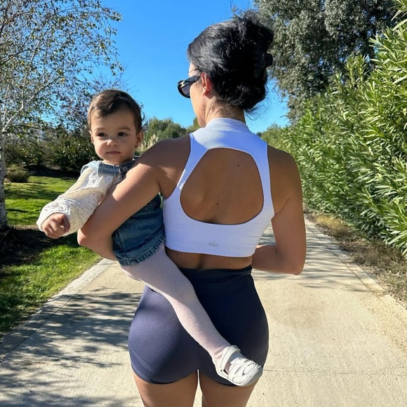 ALO YOGA Mockneck Cropped Top. - Picture 5 of 5